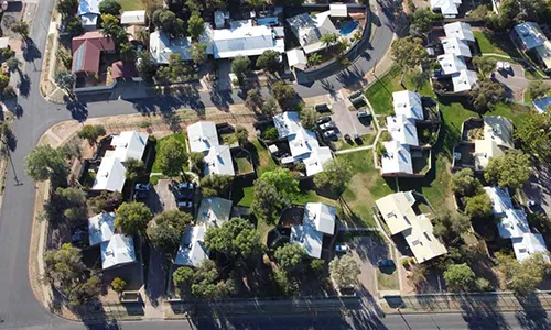  Aerial view of houses and streets in Alice Springs.