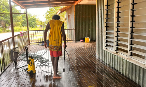 Yirrkala families working alongside EARE to freshen up their homes.